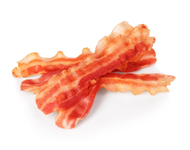 Tiras de bacon frito isoladas em um fundo branco Estilo americano clássico