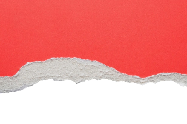 Tiras de bordas rasgadas de papel vermelho rasgadas isoladas em fundo branco