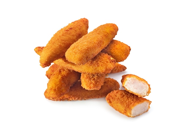 Tiras de frango frito douradas isoladas no fundo branco com sombra