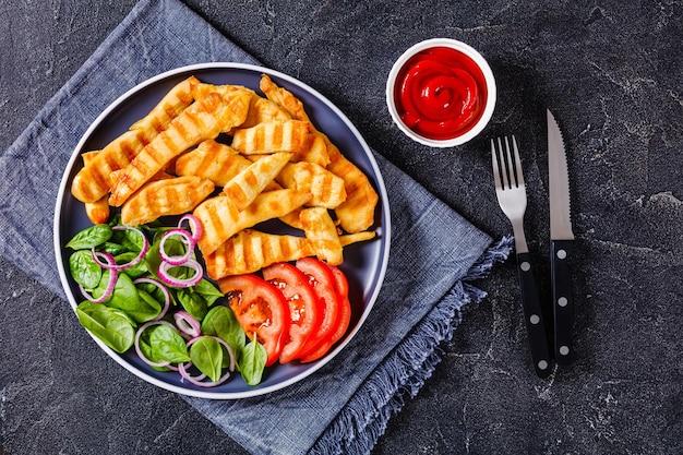 Tiras de frango grelhado em um prato com legumes