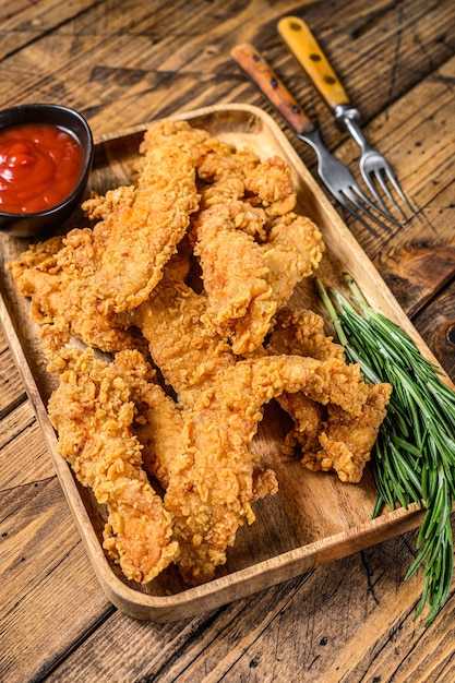 Tiras de peito de frango à milanesa com ketchup