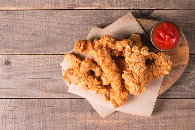 Tiras de peito de frango frito crocante com molho