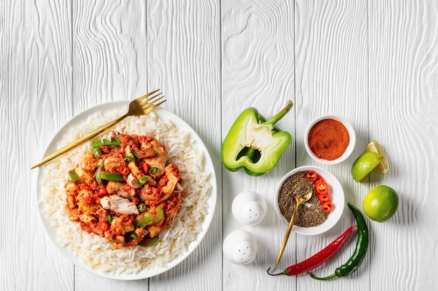 Tiras de peru cozidas com legumes servidas com arroz