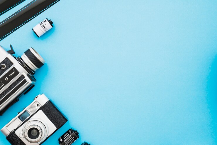 Foto tiras e rolos de filme perto de câmeras