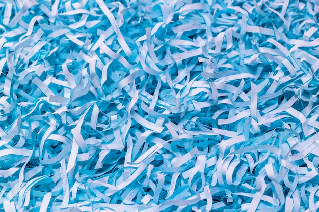 Tiras de papel azul de una trituradora