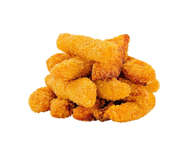 Las tiras de pollo doradas y crujientes apiladas sobre un fondo blanco están listas para servir o disfrutar en una comida casual