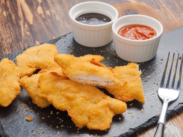 Tiras de pollo con salsa barbacoa y salsa de tomate