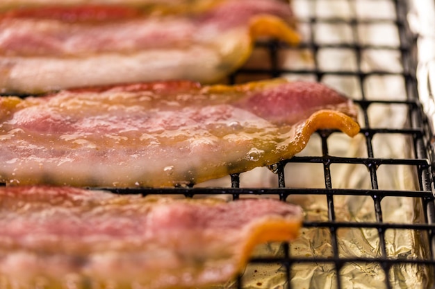 Tiras de tocino cocidas en una bandeja para hornear.