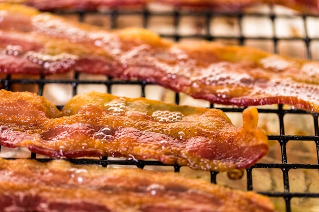 Tiras de tocino cocidas en una bandeja para hornear.