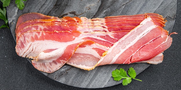 tiras de tocino rebanada de carne fresca bocadillo de comida en la mesa espacio de copia fondo de comida vista superior rústica