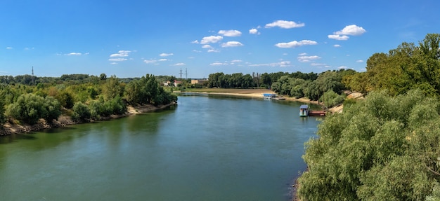 Tiraspol, Moldávia 06.09.2021. Vista panorâmica do rio Dniester em Tiraspol, Transnistria ou Moldova, em um dia ensolarado de verão