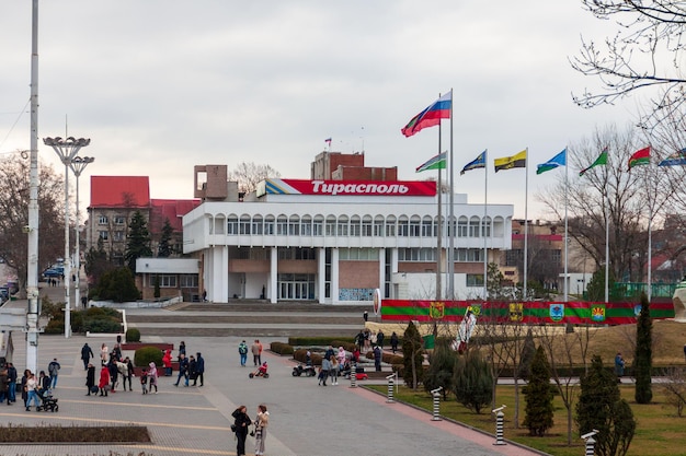 Foto tiraspol, plaza central, bandera de rusia y transnistria