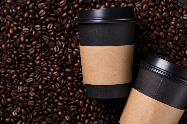 Tire a xícara de café preto com grãos de café torrados