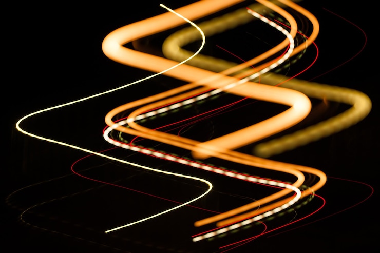 Foto tire uma foto com uma longa exposição pintada com uma linha de luz à noite