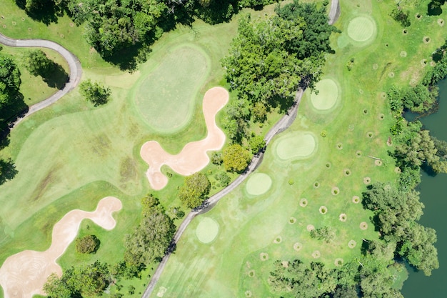 Tiro de abejón de vista aérea de fairway de campo de golf verde hermoso y green imagen de arriba hacia abajo para fondo de deporte y fondo de naturaleza de viajes Increíble vista en Phuket, Tailandia.