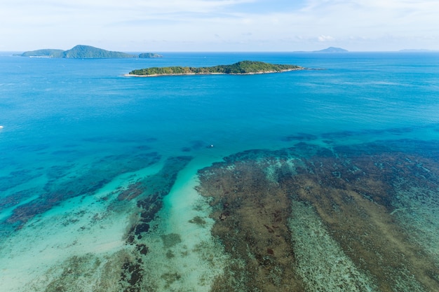 Tiro de abejón de vista aérea de mar tropical en la playa de rawai Phuket Tailandia Mar de andaman de hermosos paisajes y una pequeña isla en la temporada de verano Vista de naturaleza de diseño de sitios web y fondo de viaje hermoso.