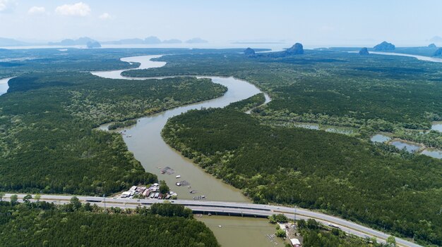 Tiro aéreo de arriba hacia abajo del abejón del puente con los coches en el camino de la carretera del puente y el fondo del transporte de la imagen de la naturaleza de la vista de la montaña del paisaje y del concepto del viaje de negocios.