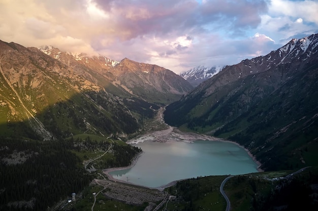 Tiro aéreo de Big Almaty Lake Tien Shan Mountains em Almaty Cazaquistão