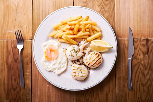 Tiro aéreo de prato com comida