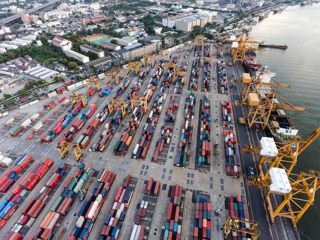 Tiro aéreo de topdown do grande porto de embarque de Bangkok