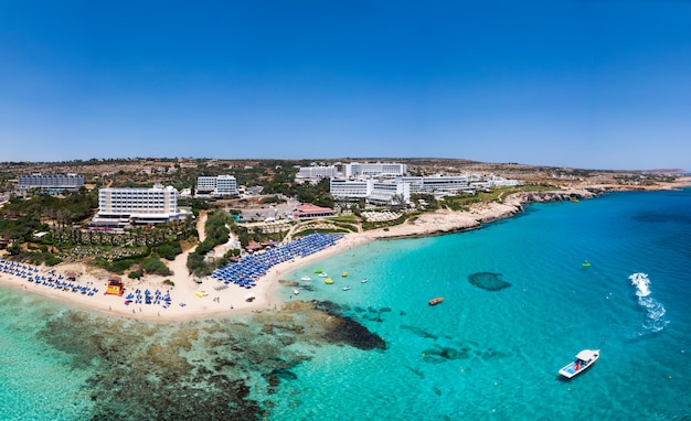 Tiro aéreo zangão da praia de pantachou em ayia napa