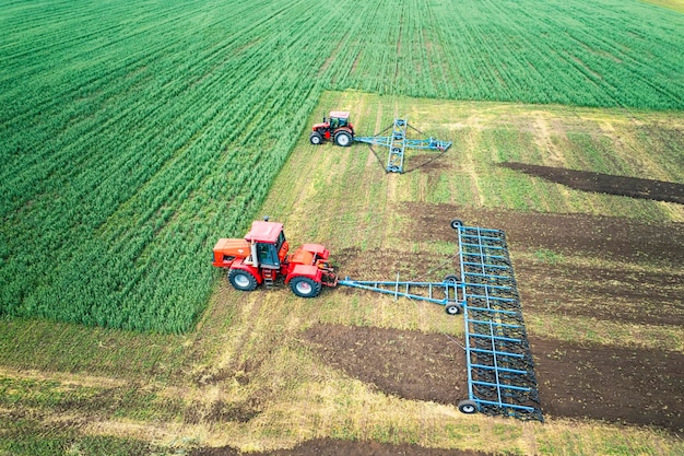 Tiro de ángulo alto de cosechadoras que trabajan en el campo