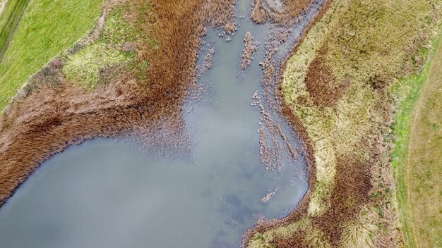 Tiro de ángulo alto de un río en el bosque en Blakeney, Norfolk, Reino Unido