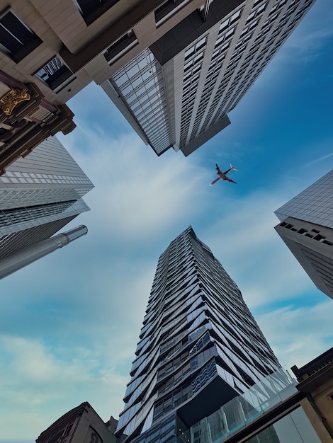 Tiro de ángulo bajo de la arquitectura moderna de Australia, Sydney