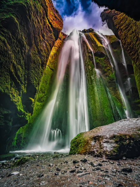 Tiro de ángulo bajo de la cascada de Gljufrafoss en Fljotshlio al sur de Islandia