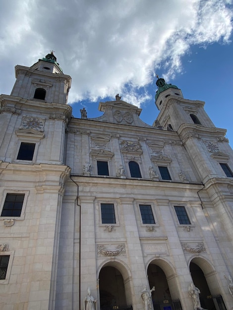 Tiro de ángulo bajo de la Catedral de Salzburgo