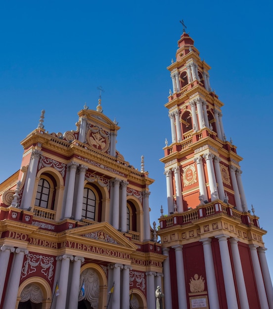 Tiro de ángulo bajo de la fachada del techo de la Iglesia de San Francisco en la ciudad de Salta