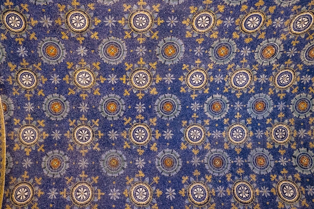 Tiro de ángulo bajo de mosaicos en el techo en el mausoleo de Galla Placidia, Ravenna, Italia