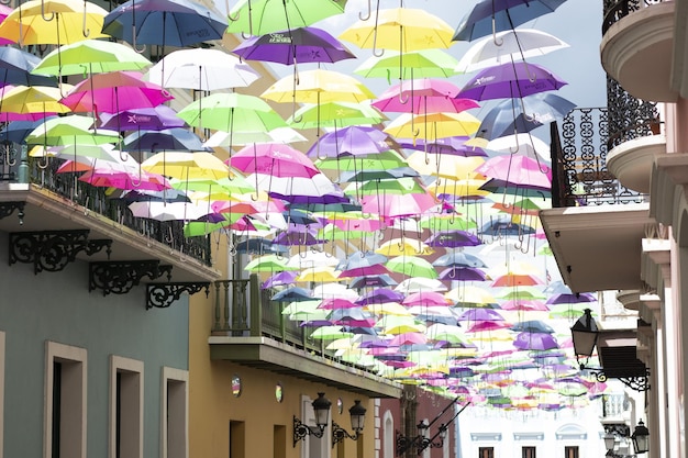 Tiro de ángulo bajo de sombrillas decorativas colgantes