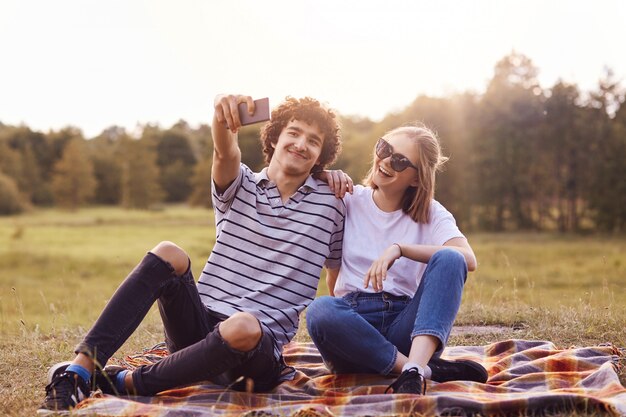 Tiro ao ar livre de namorada e namorado satisfeito ter alegria juntos