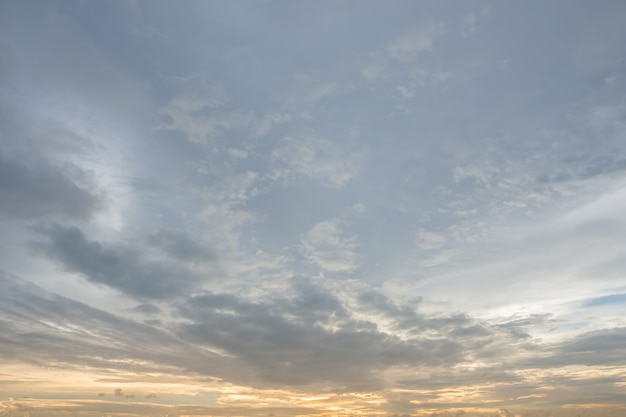 Tiro ao céu e belas nuvens