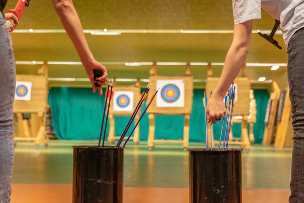 Tiro con arco en el polideportivo. Competir por el mejor disparo de una flecha hacia objetivos