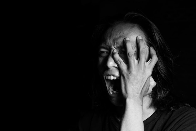 Foto tiro en la cabeza en blanco y negro de un hombre en busca de una pelea. mejor para la ira, la locura, el fondo de frustración,