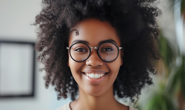 Tiro en la cabeza feliz chica africana con gafas milenaria mujer rizada con una sana sonrisa de dientes blancos
