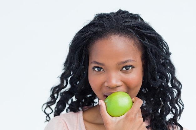 Tiro de cabeza de una mujer comiendo una manzana