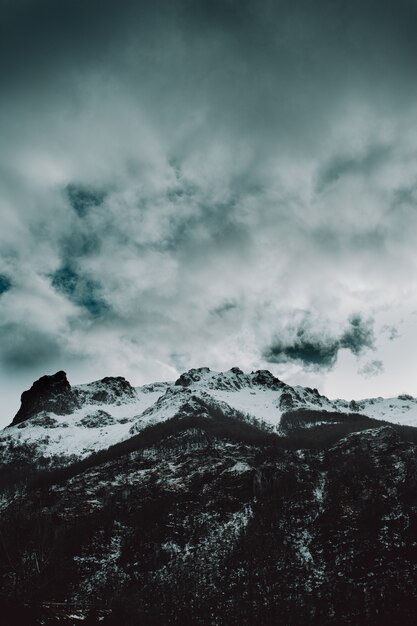 Tiro cambiante y oscuro de los picos de la montaña