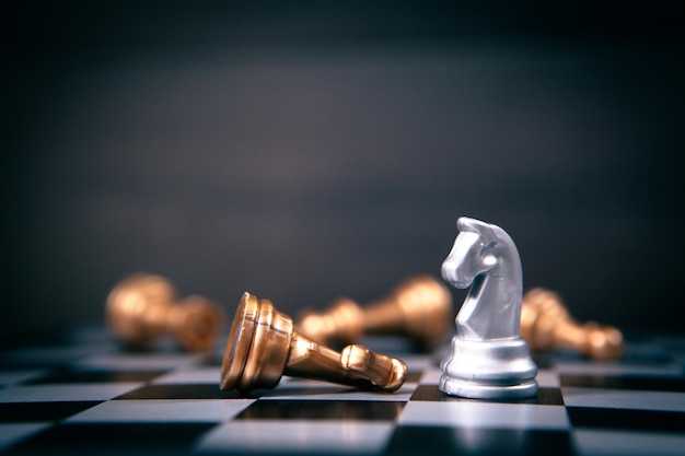 Tiro de una casa blanca de tablero de ajedrez en movimiento Concepto de líder empresarial