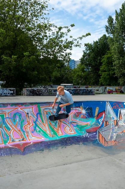 Tiro completo adolescente fazendo truques com skate