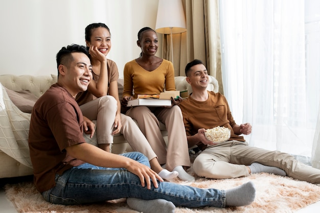 Tiro completo amigos felizes assistindo filme