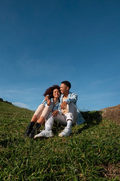 Foto tiro completo casal fofo ao ar livre