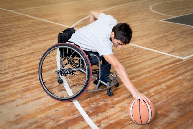 Foto tiro completo discapacitados tocando baloncesto