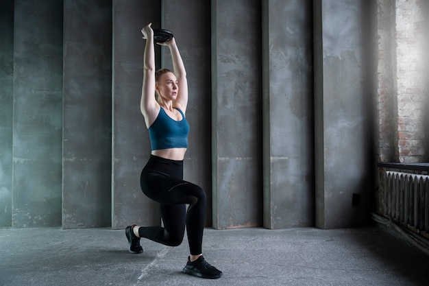 Foto tiro completo em forma de mulher treinando com equipamento