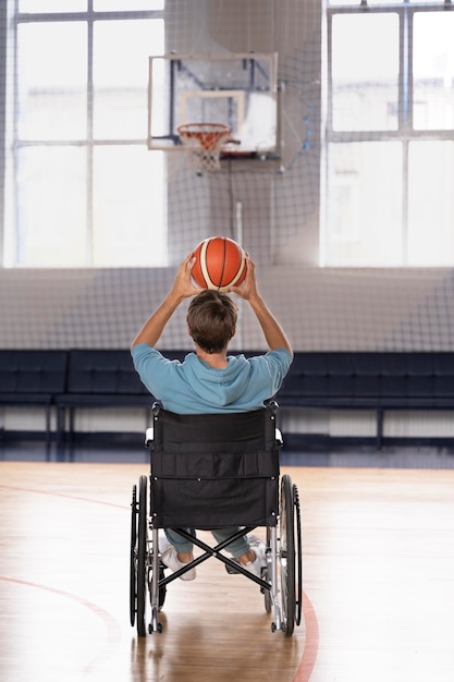 Foto tiro completo hombre discapacitado jugando baloncesto