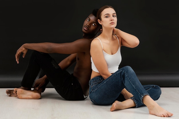 Tiro completo hombre negro y mujer blanca posando