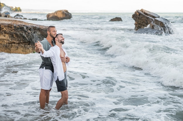 Tiro completo hombres felices siendo románticos