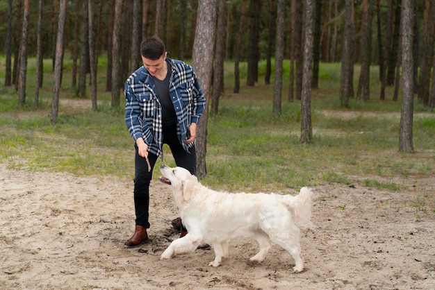 Tiro completo homem brincando com cachorro